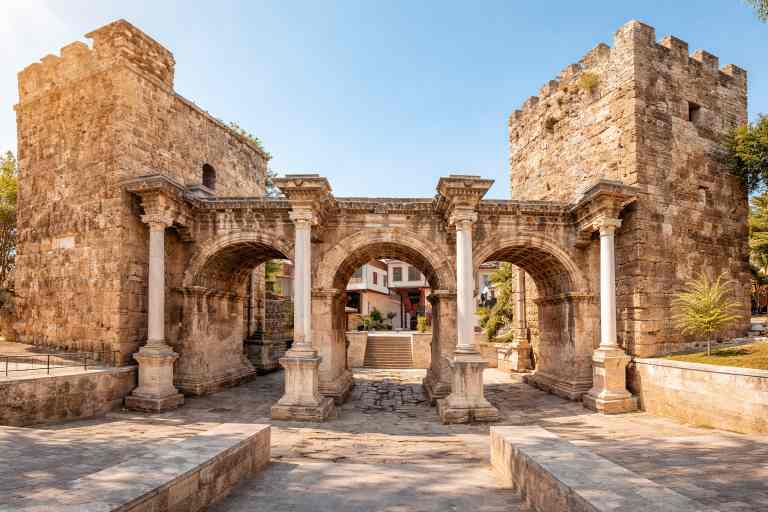 История Ворот Адриана в Анталии и интересные факты